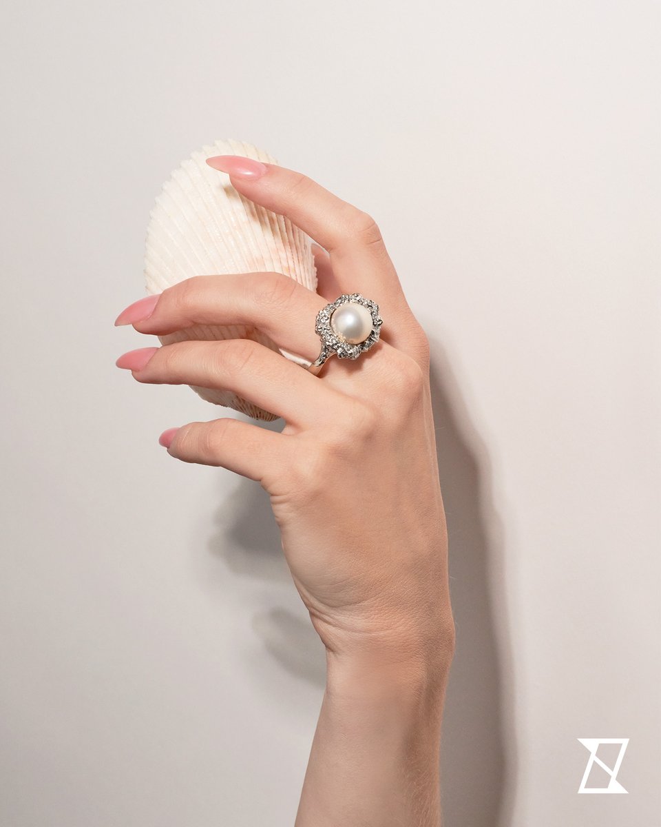 Perfect sea water pearl with diamonds in solid 14k white gold setting #zielinskiart #bespokejewelry #luxurylovers #bizuterianazamowienie #perła #pearlrings #pearlring #perly #luksusowezakupy