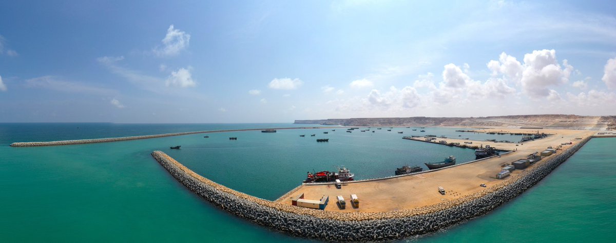omanopaz's tweet photo. أكبر ميناء للصيد التجاري في سلطنة عُمان: ميناء الصيد البحري بـ #الدقم متعدد الأغراض.

🔹تم تطويره بهدف تمكينه من استقبال أكبر سفن الصيد التجارية الدولية حيث يصل عمق حوضه 10 أمتار، ويتألف من كاسري أمواج مجموع طوليهما 3.3 كم. https://t.co/4BZ8Zd7hJ0
