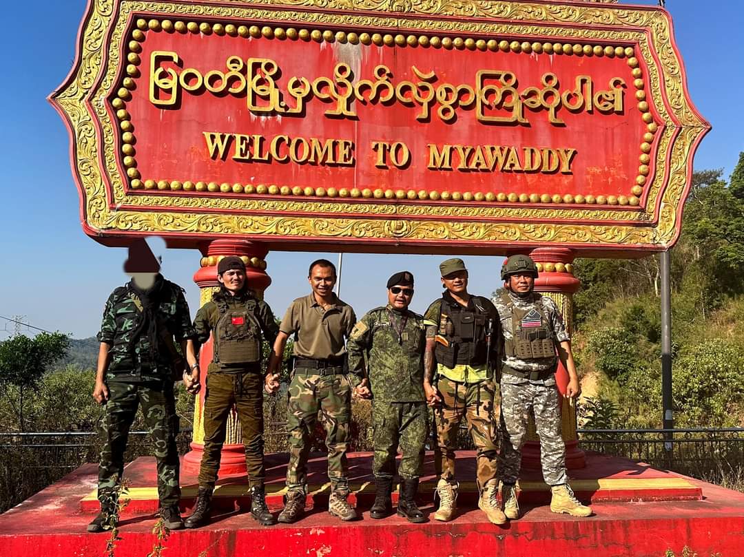 Hello! မြဝတီ😍😍

ဗိုလ်တာဘော၊ ဗိုလ်အယ်စေးဝါး၊ အောင်စံရှား၊ ကိုဘိတ်၊ ရေးဘီလူး စုပေါင်းအမှတ်တရဓာတ်ပုံရိုက်💪💪💪😍😍

ကင်မရာမန်း 📸 စစ်ဦးစီးမှုးတစ်ဦး😁