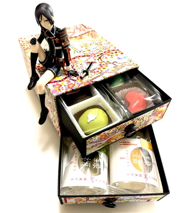 雨森さんから連載完結祝い&バレンタインに和ショコラを頂きました!お箱も素敵だし薬研さんが座るのにもってこいだなって今日は下段の縁福を頂いたんですけど、とっても上品かつ幸せ係数の高いお味でした…!!他のも楽しみ～ 
