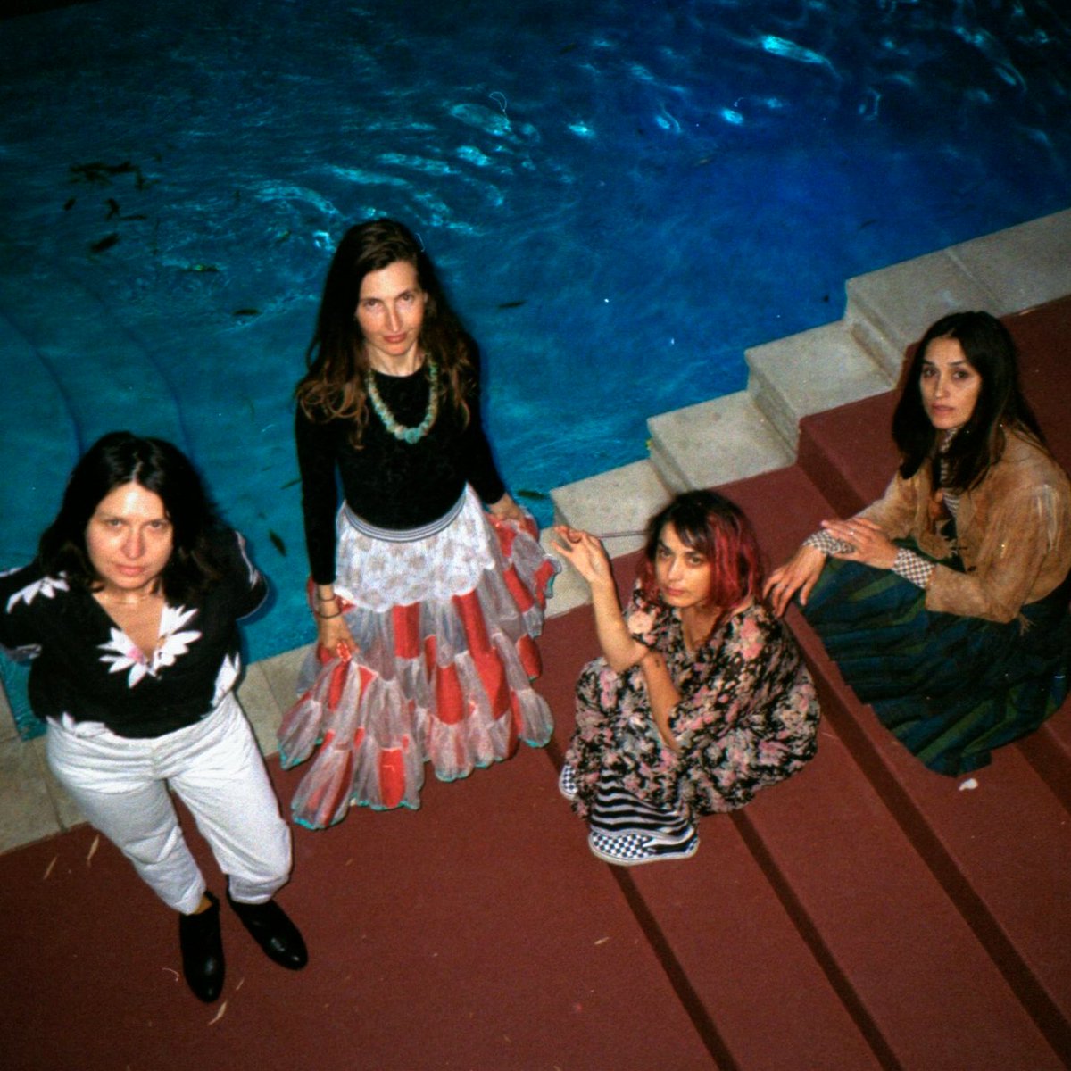 Pour fêter 20 ans d'existence, le groupe <a href="/_Warpaint/">Warpaint</a> dévoile le single Common Blue, disponible en digital maintenant et en version vinyle le 22 mars. 

–› warpaint.ffm.to/commonblue