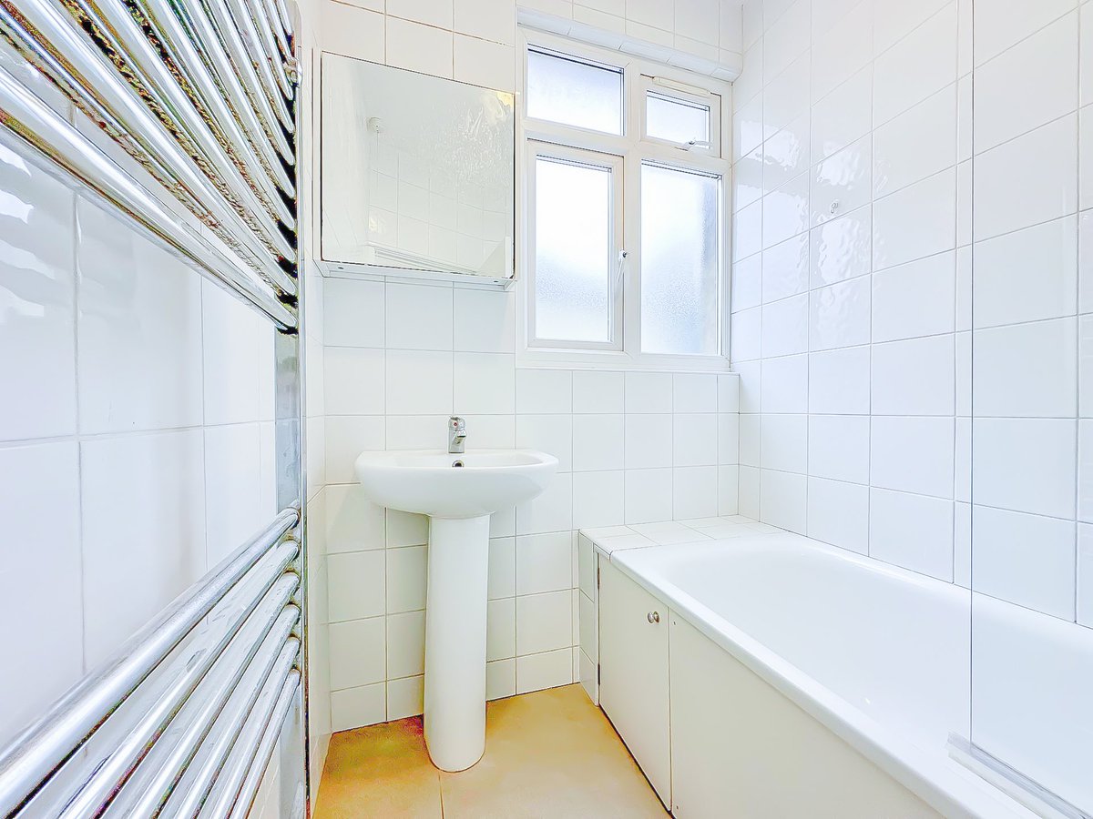 Recently refurbished 2 bedroom apartment located in the vibrant neighbourhood of Willesden Green 🤍🏠

📍Denzil Road, NW10 - TO LET 

Check our bio for more details!

#letting #rentproperty #londonproperties #london #estateagency #realestate #realestatelife #property