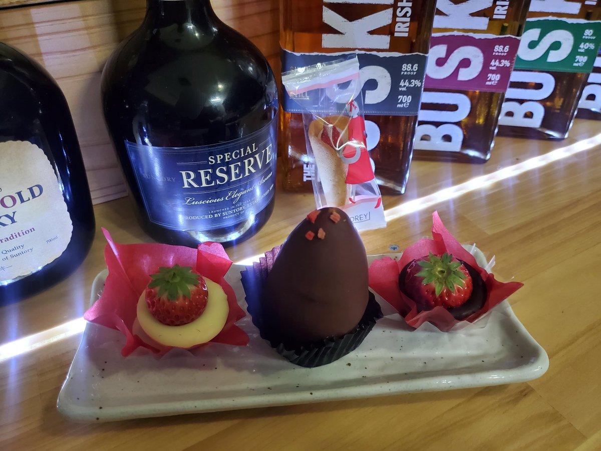 psan512's tweet photo. アムール・デュ・ショコラ最終日めちゃ混んでたー
竹鶴のチョコ買うか迷ったけど諦めてオードリーだけ✨ https://t.co/JGgm2jGXAU