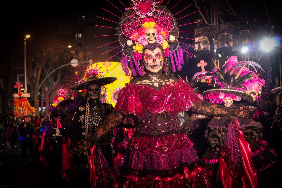 TGNAjuntament's tweet photo. #CarnavalTGN | 🎭 Aquest dimarts s'ha conegut el veredicte del concurs de comparses:

👉 @ComparsaDisc45, 1r premi per la disfressa 'La desfilada del dia dels morts'.

👉 @coloursfantasy, 2n premi per la disfressa 'Tarraco - Bros'.

🔗 Veredicte complet: https://t.co/DtrTThmQ2S https://t.co/lLac8MDnl3