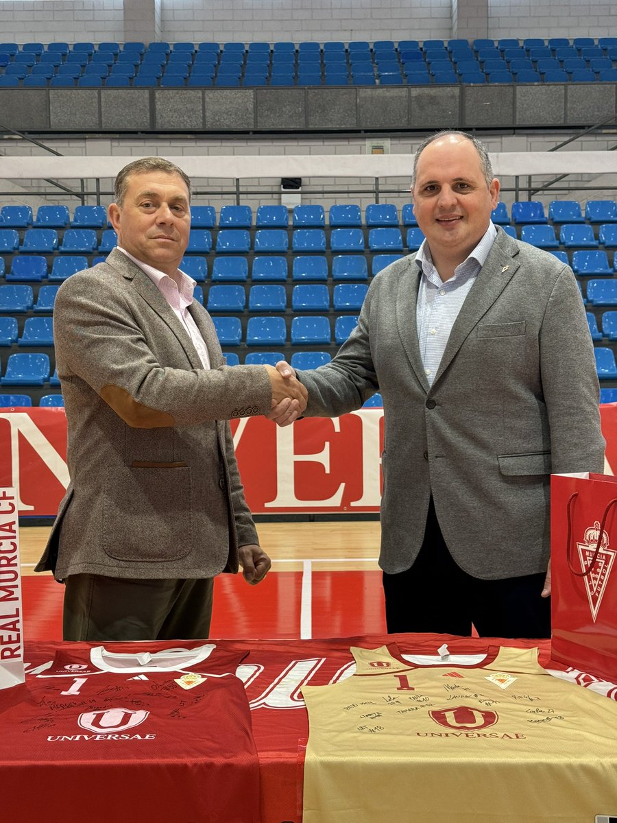 RMUBaloncesto's tweet photo. 🏀 © ¡Visita de nuestro Patrocinador @_Universae al Príncipe para celebrar junto a una representación de nuestros jugador@s la renovación de la colaboración y compromiso en esta temporada! 

¡GRACIAS POR EL APOYO EN LA FORMACIÓN Y FOMENTO DEL 🏀 EN NUESTROS EQUIPOS DE CANTERA! https://t.co/u1zeFCyYLa