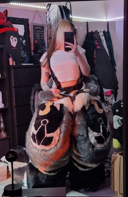 Happy valentines day! I'm spending my morning fursuiting before I get ready to go out for dinner tonight<a href="/tag/mvsales"class="tags"><span>#mvsales</span></a>