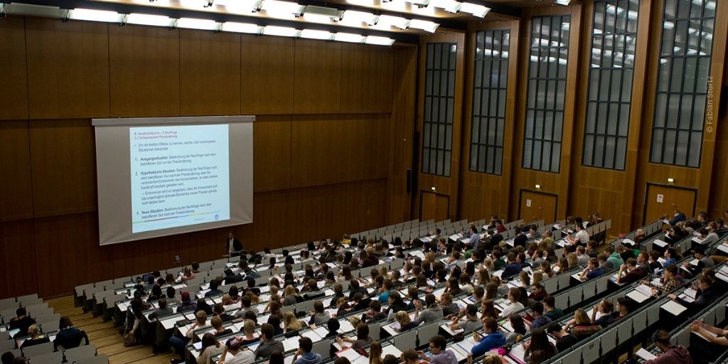 WiSoUniCologne's tweet photo. Great #news :The #Handelsblatt analysed the #academic #backgrounds of DAX board members.
The result:UoC shares #first #place with LMU Munich, both have 10 alumni on the boards of DAX companies. Best news💚6 out of 10 UoC #gradutes studied at the WiSo
👉 https://t.co/j50ZosWfJS https://t.co/PZ9w3nFSCj