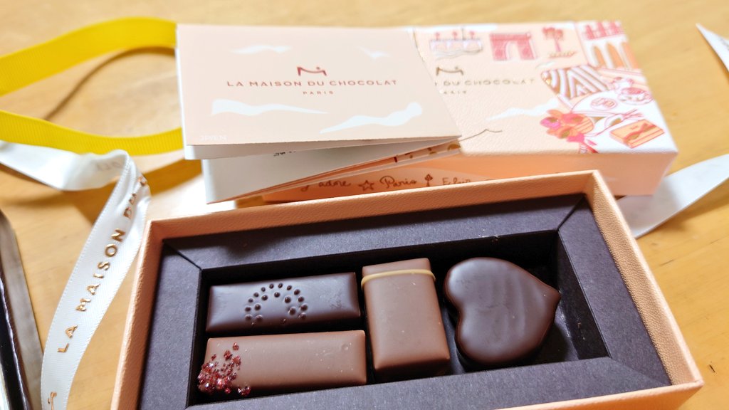 rfWi0hh1CUpdZMS's tweet photo. チョコ💝💓💓😊
ガックさんのチョコと今年始めて買ってみた、ラ·メゾン·デュ·ショコラのチョコ💕パリをイメージした可愛い箱につられてw🤭美味しい〜💖🍀🍀🤗
#バレンタインチョコ
#PASCALLEGAC
#ラ・メゾン・デュ・ショコラ https://t.co/eDzkjbUBoi