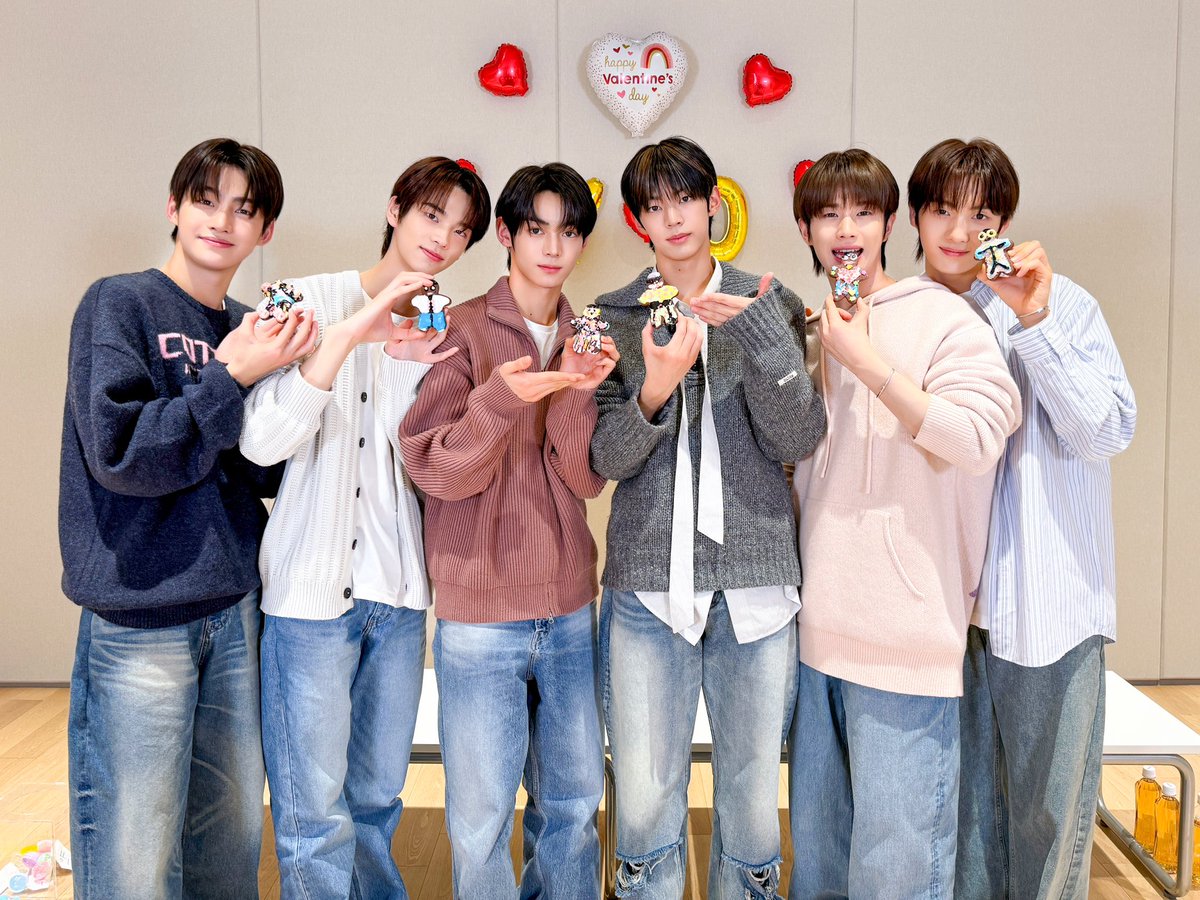 TWS_PLEDIS's tweet image. [#TODAYWITHUS]
240214 #쇼챔피언 에서 '첫 만남은 계획대로 되지 않아' 첫 1위💙
영원히 기억될 반짝이는 순간을 함께 해 주셔서 감사합니다🏆🫧

#TWS #투어스 #247WithUs
#Sparkling_Blue