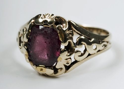 Today's picture: for #ValentinesDay, an engagement ring, given to Fanny Brawne by Keats bbc.co.uk/ahistoryofthew… euromanticism.org/the-engagement… @KeatsHouse