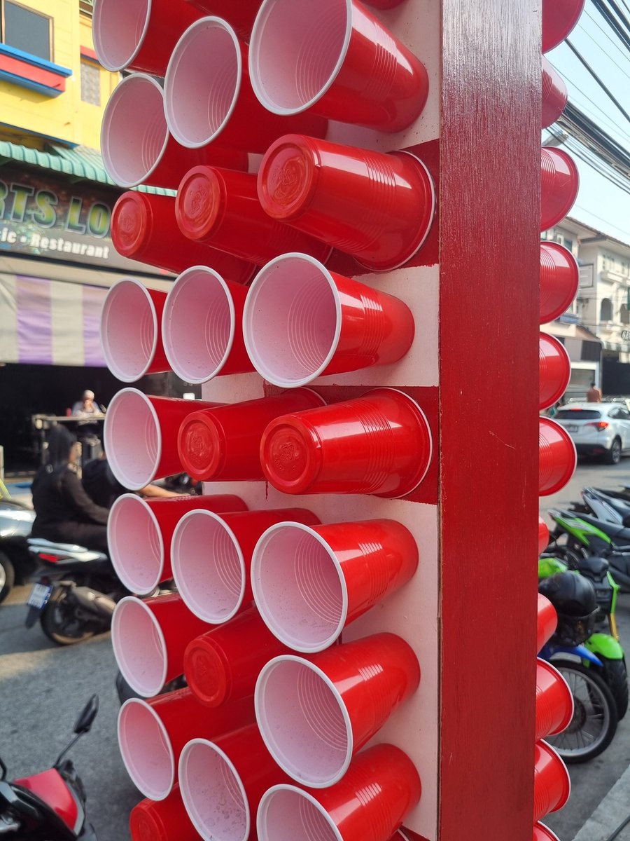 ❤️ 💘 Ingenious use of red beer cups, don't you think? Looks fantastic from a distance

#Valentine #valentinesgift #valentinesday #love #ValentinesDay2024 #chocolate #flowers #love #valentineflowers #LoveYou