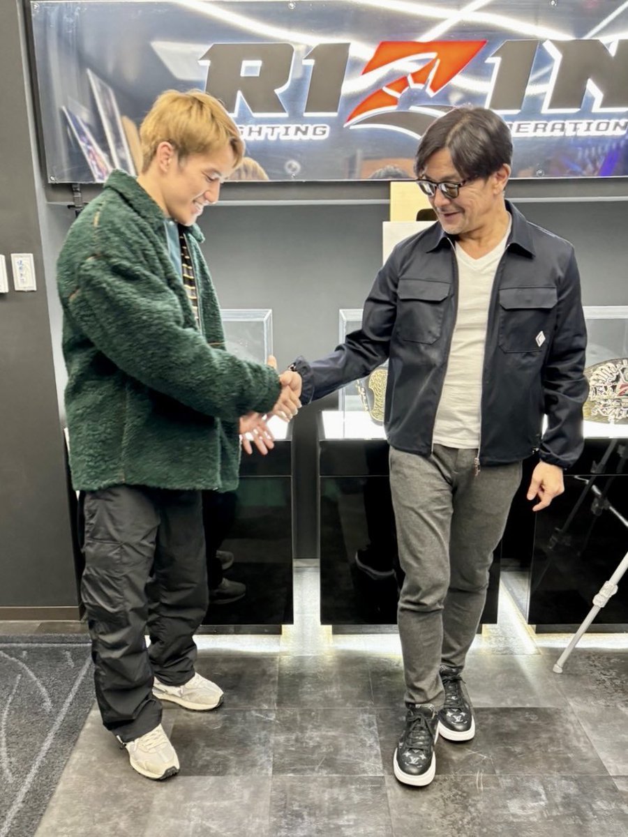 muroroman1's tweet photo. 榊原さん、RIZINから手放したくないが為に強く握ってそうで怖い。 https://t.co/XX7wlBrdHL