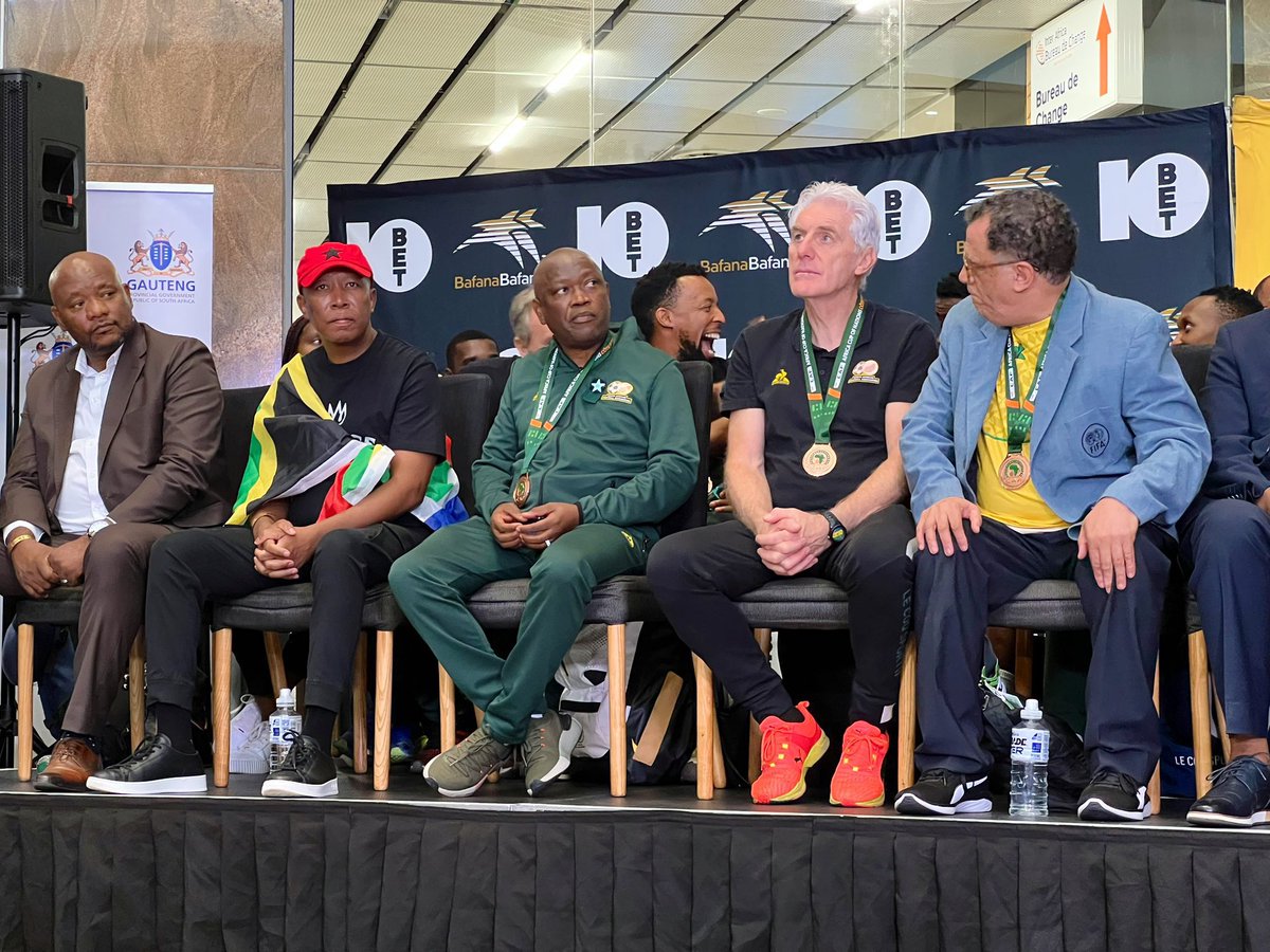 zorroboshielo's tweet photo. I don’t understand why this clown called julius malema is on stage. This not a parliamentary work or nonsense like that. He needed to be removed ka mamina a gagwe https://t.co/zTbwF2NeCs