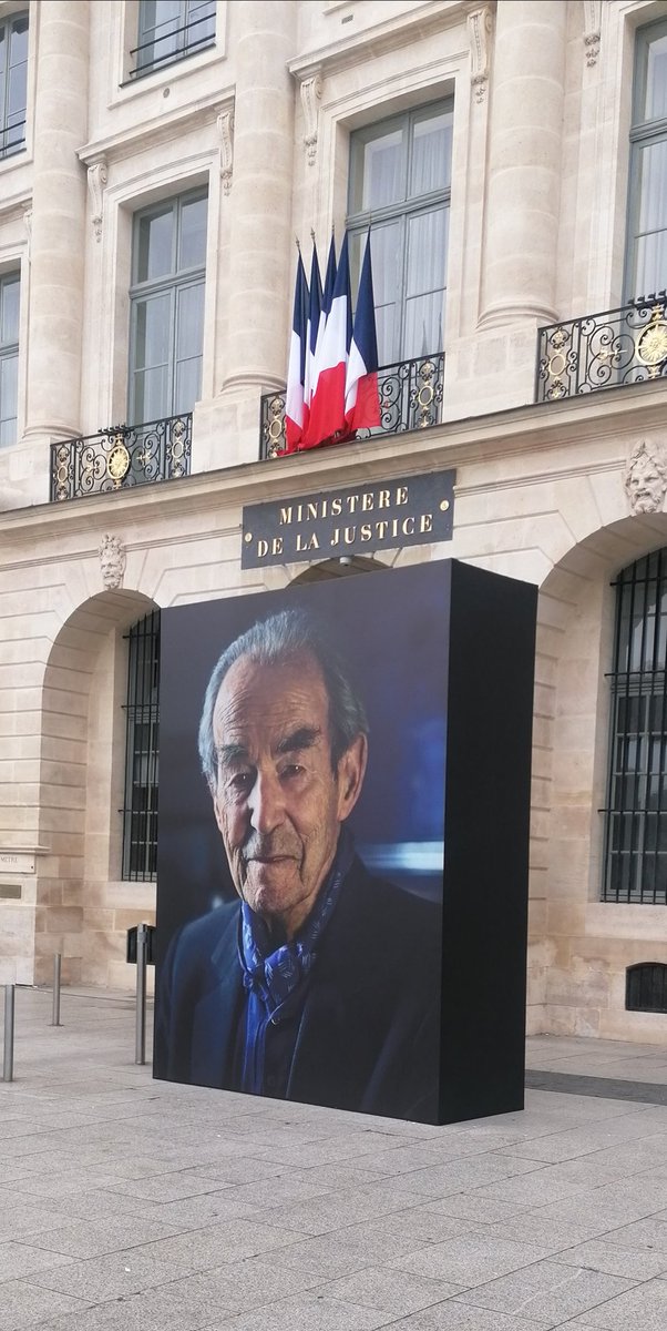 Très bel hommage de la Nation à Robert Badinter ce midi place Vendôme.