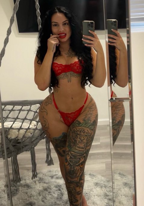 Happy Valentine&rsquo;s Day ❤️😈 https://t.co/DLatMu3MPq