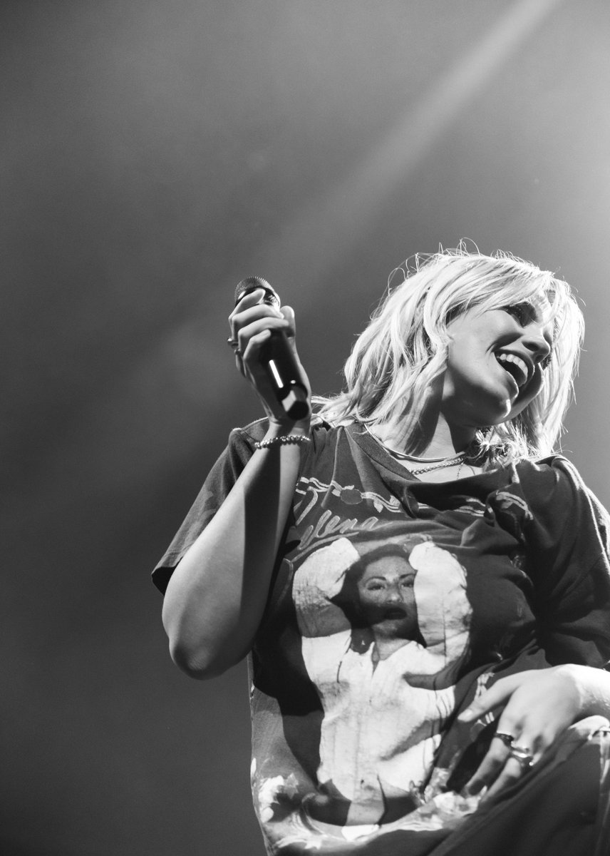 OLYMPIAHALL's tweet photo. Le fait que le concert de Reneé Rapp était incroyable et qu'elle a aussi interprété Daddy Lessons de Beyoncé bref 😭❤️‍🔥

📸 @toulstouille https://t.co/TlWT3121od