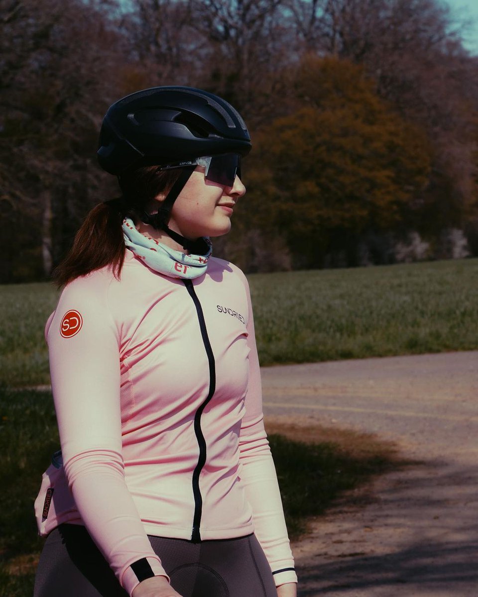 Happy Valentines Day! Hands up if you're committing to the theme and wearing pink or red today 🙋❤️🩷

v.bmt wears the 'Sundried Rosa Women's Long Sleeve Cycle Jersey'.

#cycling #cyclekit #pinkwednesdays #valentinesday #happyvalentines