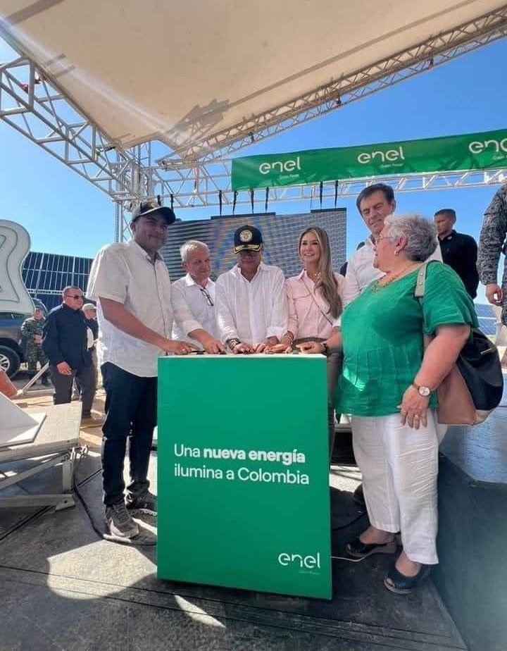 LinaLen66067444's tweet photo. Sabían que a la inauguración de la planta de energía solar más grande de Colombia, en La Loma, Cesar, ningún medio de comunicación asistió, por pura y física envidia, no soportan ver otro logro del presidente Gustavo Petro. https://t.co/pHJAAbIiM5