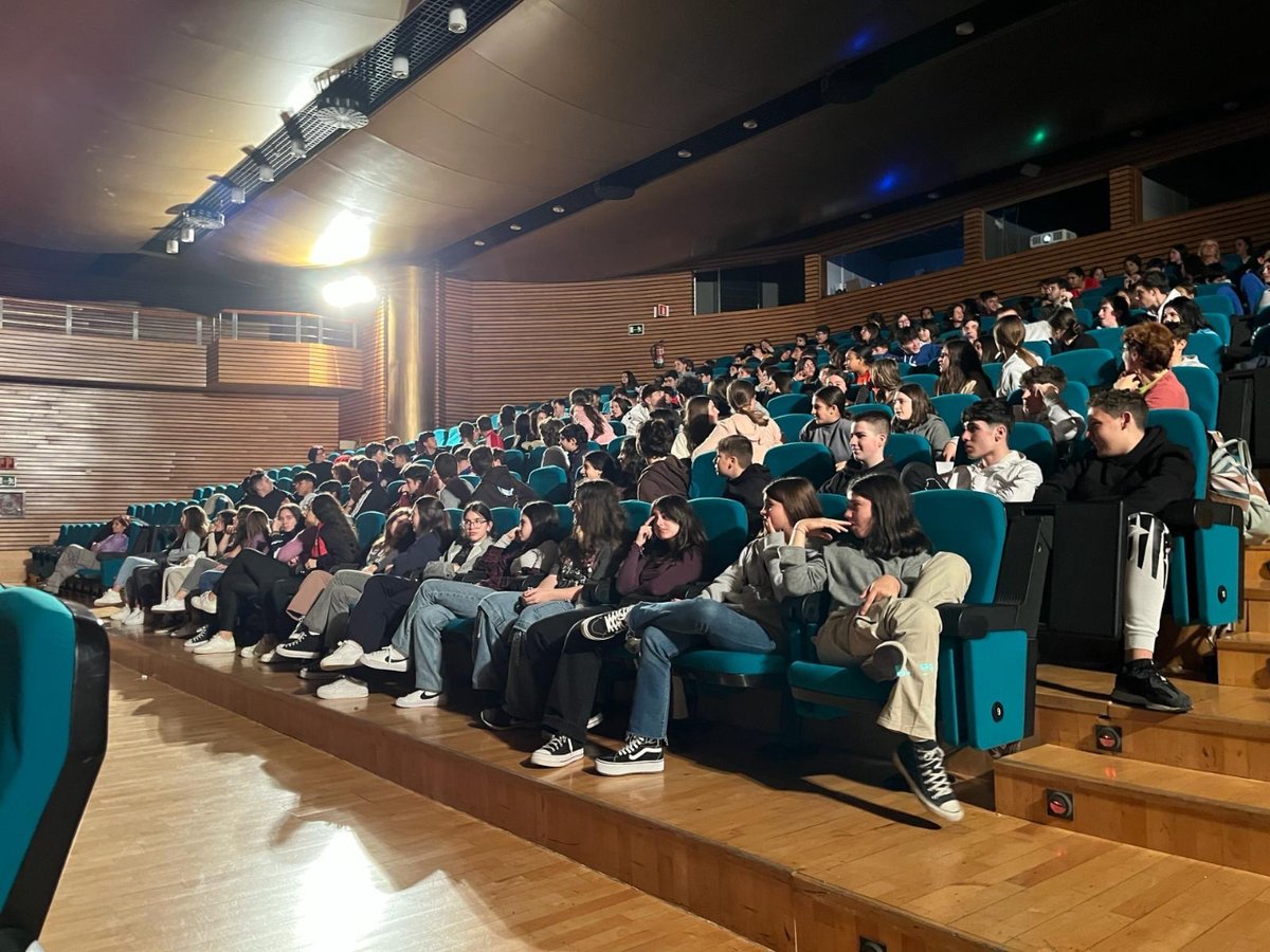 trevenqueies's tweet photo. Todos los grupos de ESO de nuestro Centro disfrutaron ayer, en el Palacio de Congresos de Granada, del musical en inglés "The Time Machine", una obra llena de temáticas históricas, la mujer en la ciencia y un inglés muy divertido.
🇬🇧Thanks to La Luna Teatro!! https://t.co/1nbbHkeUbJ