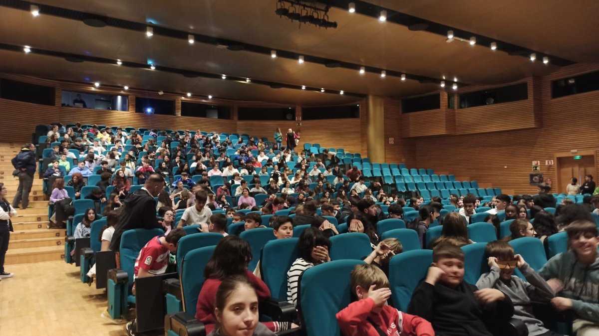 trevenqueies's tweet photo. Todos los grupos de ESO de nuestro Centro disfrutaron ayer, en el Palacio de Congresos de Granada, del musical en inglés "The Time Machine", una obra llena de temáticas históricas, la mujer en la ciencia y un inglés muy divertido.
🇬🇧Thanks to La Luna Teatro!! https://t.co/1nbbHkeUbJ