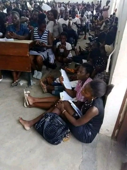 MelEssisKouadio's tweet photo. HANN 🇨🇮

 La CAN est fini, à l’Université Félix Houphouet Boigny, on s'assoit toujours par terre dans les amphithéâtres pour recevoir les cours.

#CIV225 https://t.co/i8nIMpFOu4
