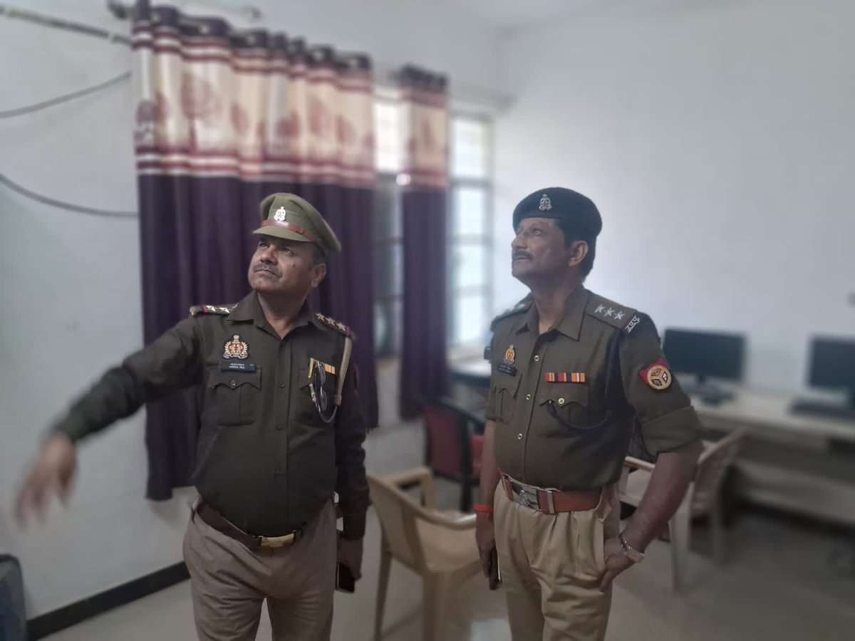 ErachPolice's tweet photo. आज दिनांक 14.02.2024 को श्रीमान क्षेत्राधिकारी महोदय गरौठा द्वारा थाना एरच जनपद झांसी का निरीक्षण किया गया। https://t.co/kmm8r3tJb2