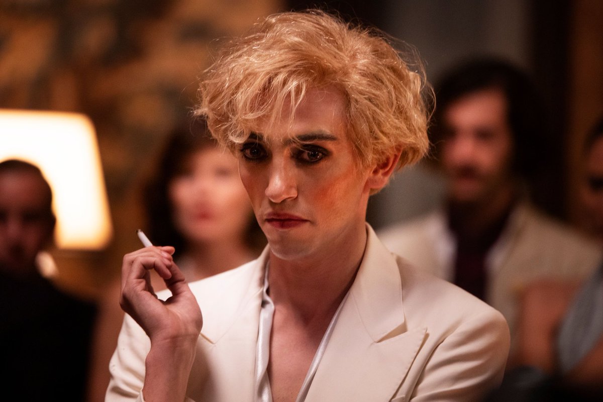 michele_bravi's tweet photo. da oggi al cinema “Finalmente l’alba”, il nuovo film di Saverio Costanzo.

un sogno enorme quello di dare volto e voce ad uno dei personaggi del kolossal diretto da uno dei più grandi maestri del nostro cinema.

con Lily James, Rebecca Antonaci, Joe Keery, Willem Dafoe. https://t.co/d3qqetsA7j