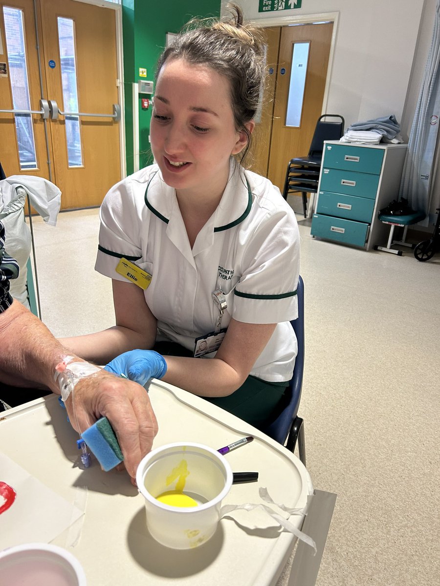 BTHASRUTherapy's tweet photo. Happy Valentine’s Day from the ASRU Therapy Team! Today we’ve been making Valentine’s cards and painting flowers on our occupational therapist Ellie! 💙💚 #integratedtherapy #strokerehab @TheStrokeAssoc @theRCOT @thecsp https://t.co/NJGXee7GpH