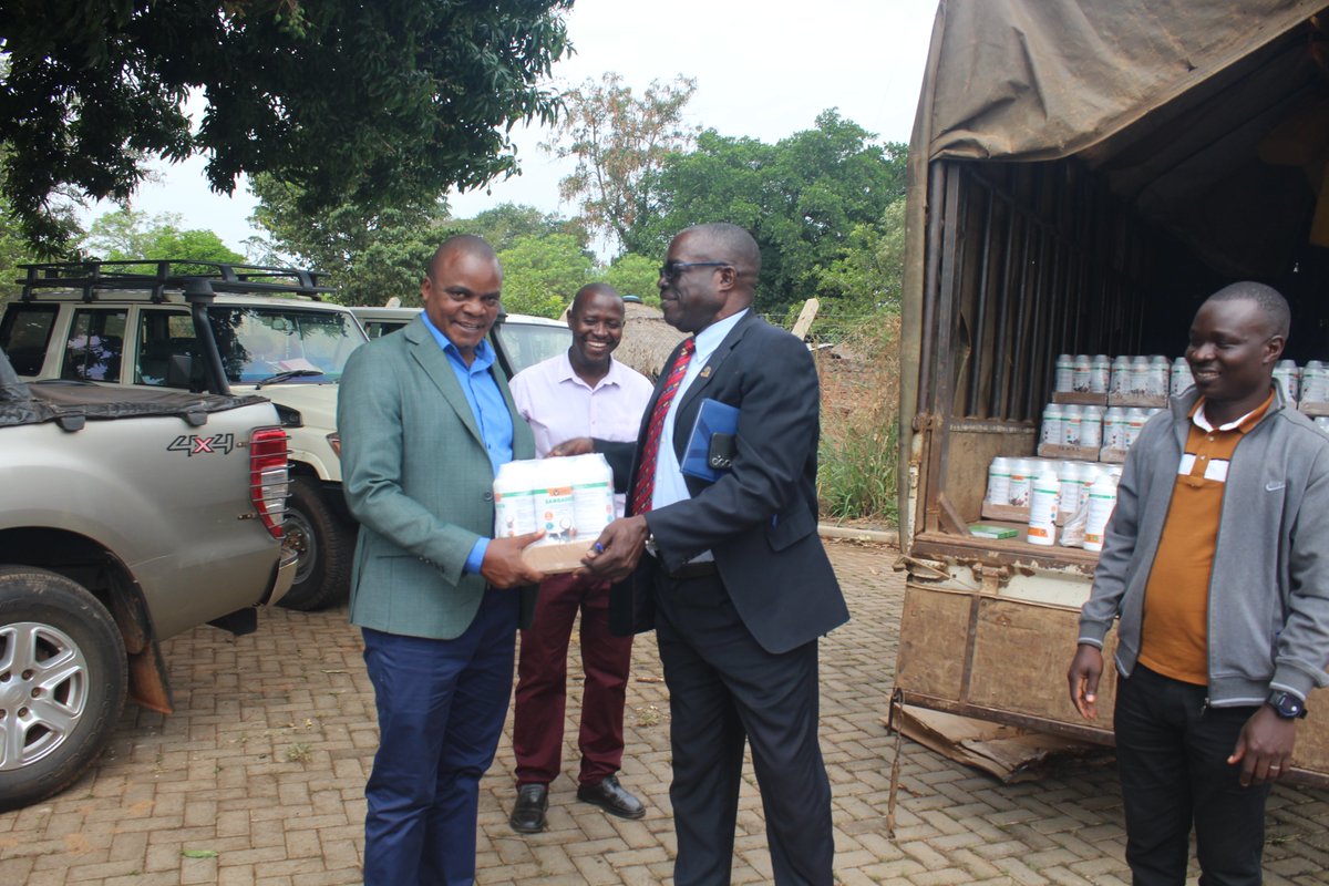 Kiryandongo District has received 200 litres of acaricide from MAAIF to combat the influx of tsetse flies along Murchison falls park line and river Nile banks <a href="/PS_MAAIF/">Maj. Gen. (Rtd) David Kasura-Kyomukama</a> <a href="/MAAIF_Uganda/">MAAIF 🇺🇬</a> <a href="/OPMUganda/">Office of the Prime Minister - Uganda</a> <a href="/StateHouseUg/">State House Uganda</a> <a href="/JonathanAkwetey/">Jonathan Akwetey</a>