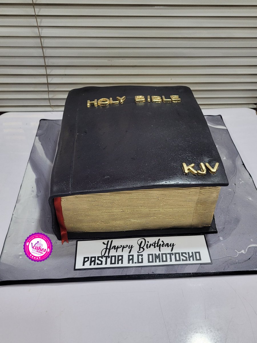 LagosShugargirl's tweet photo. Eating valentine's package but you don't eat the word?? See you see constipation #ValentinesDay  #Iwobi  #biblecake https://t.co/nHuWxZnhIK