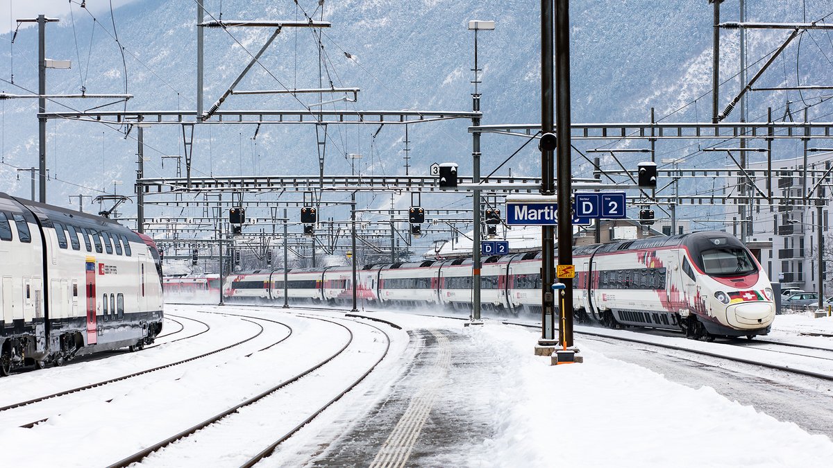 CheminsdeFerTC's tweet photo. #Martigny, Valais, #Suisse, réseau SBB-CFF-FFS. Un #ETR610 ou #RABe503 nommé aussi #Astoro reliant Milan à Genève par le Simplon pendant que des essais sont conduits sur une rame #RABDe502 duplex à quai en 12/2017.
Auteur : Jean Vernet par https://t.co/ufgcAWmRml (super site !) https://t.co/JMaRPNl3E5