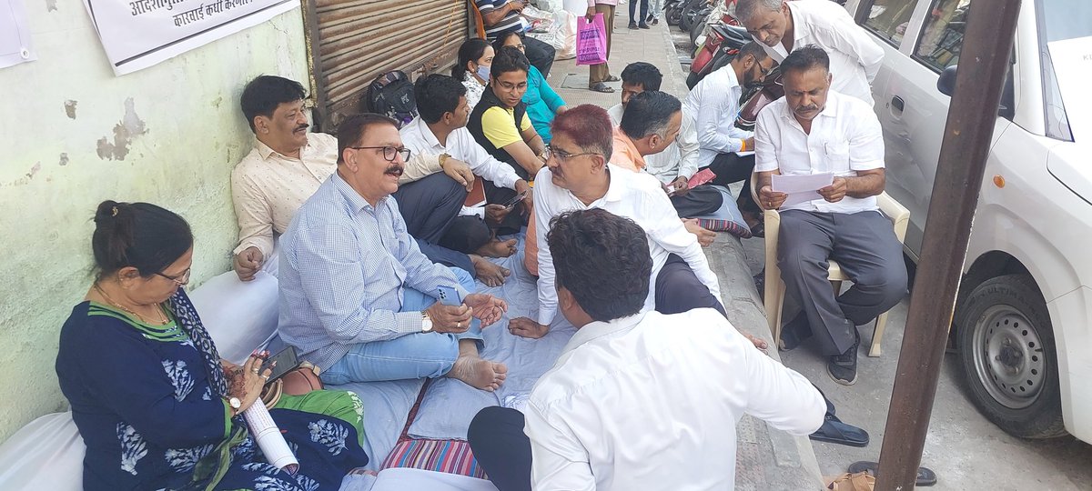 दिवस 3 रा
केडीएमसी मध्ये भ्रष्ट कारभार 
 माननीय उच्च न्यायालय यांचे 6 /10/2000 रोजी आदेश होऊनही  बाजारपेठ रस्ता रुंदीकरणातील बाधितांना पुनर्वसन 24 वर्ष होऊनही अद्याप मिळालेले नाही. जोपर्यंत त्यांना घराच्या चाव्या मिळत नाही तोपर्यंत हे आंदोलन असेच चालू राहील
#cmmaharashtra #cm