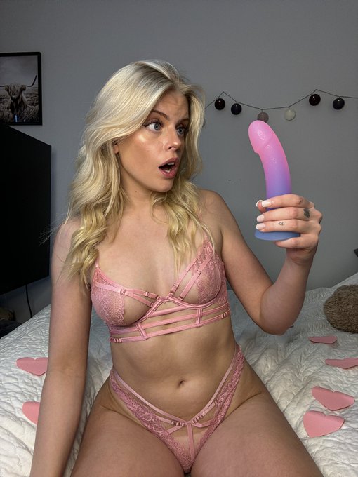 Using this cutie on my of! No ppv!😏 come and subscribe 💕 https://t.co/qmzGLTEzTq