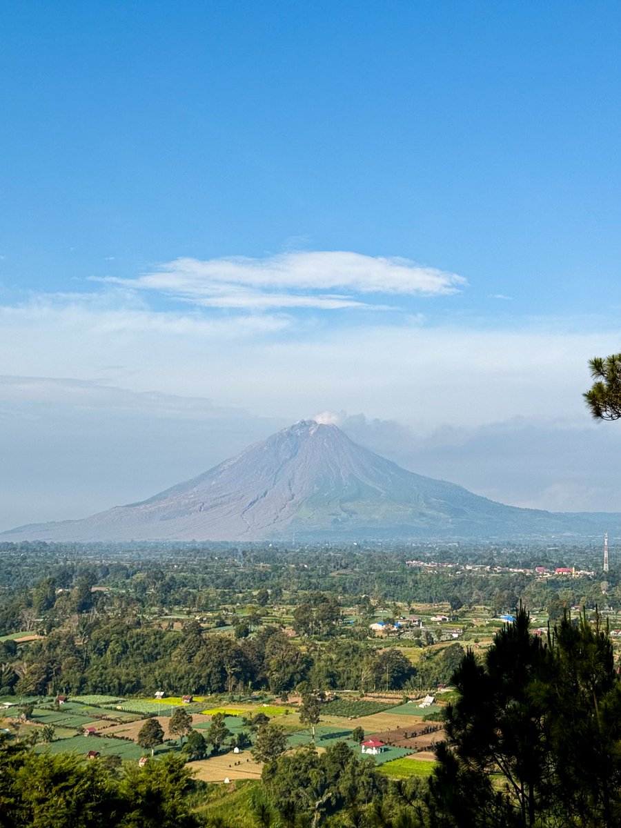 aazmeeriskndr's tweet photo. Day 2

📍Bukit Gundaling. 

Dekat sini tarikan dia bole nampak panorama dua gunung berapi (Sibayak dan Sinabung).

Gunung Sinabung tu masih aktif, kalau meletus, KL bole jerebu. https://t.co/thuFb8Yxdf