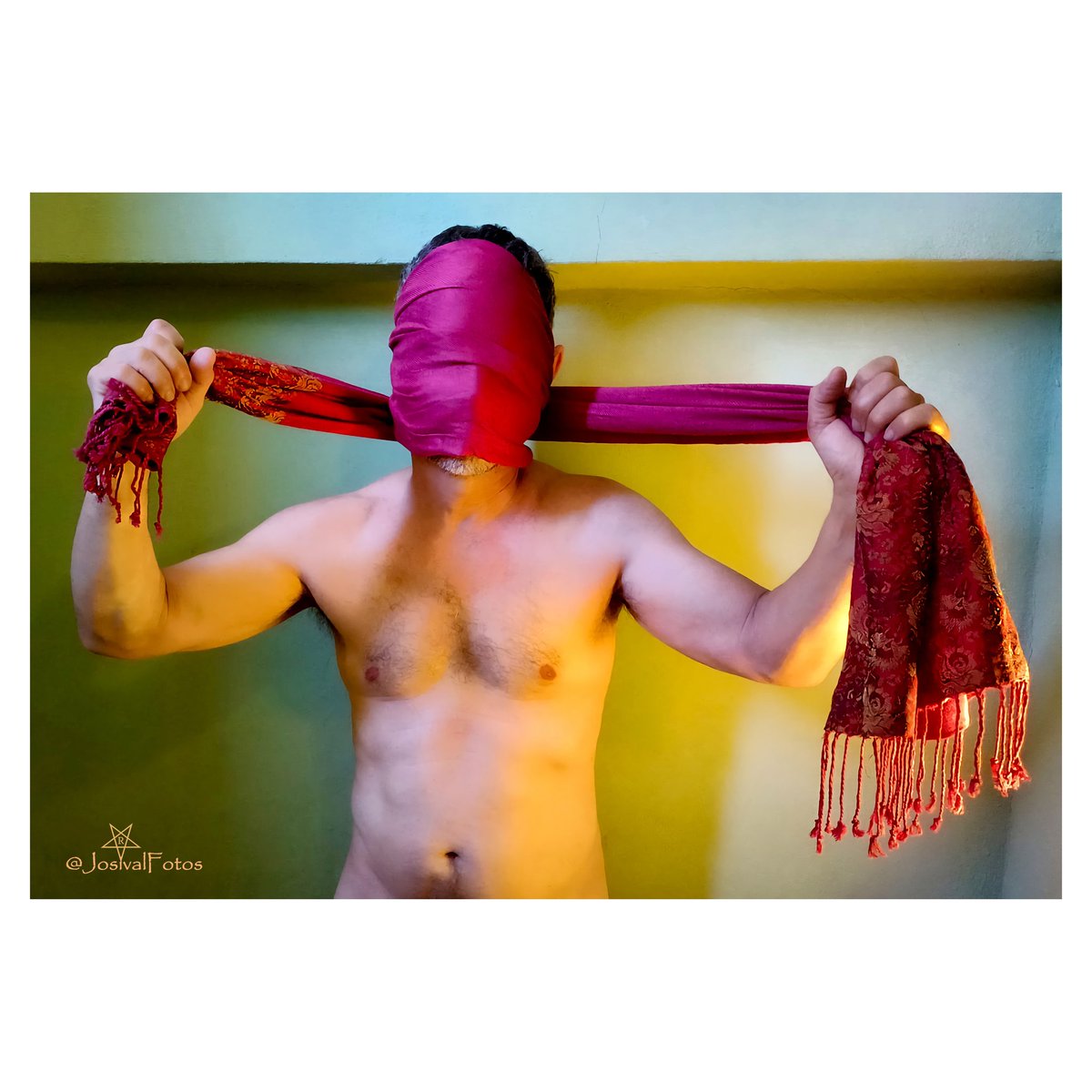 "El amor son alas 
cruzando el tiempo,
la piel vuelta tapiz, 
llena de tactos, secretos,
visitaciones y partidas, 
sonrisa nueva, esperanzas,
las alas batiendo
más allá de los días."
(Josival)

Foto: <a href="/JosivalFotos/">josivalFotos</a> 
Modelo: El Inspirador

#FotosJosival
#ValentinesDay #14Febrero