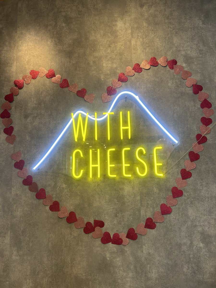 yukitty216415's tweet photo. しごおわで寄り道
気になってた
#WITHCHEESE さんに寄ってみた😍

気になるメニューばかりだったけど、プリンの気分だったからチーズソフトプリンにした😋
イートインもあるし、ショーケースは美味しいのがいっぱいでテイクアウトてきた🤩

次はストロベリーソフトにしよ🍓

#つくばスイーツ https://t.co/c7Lmy8WNgb
