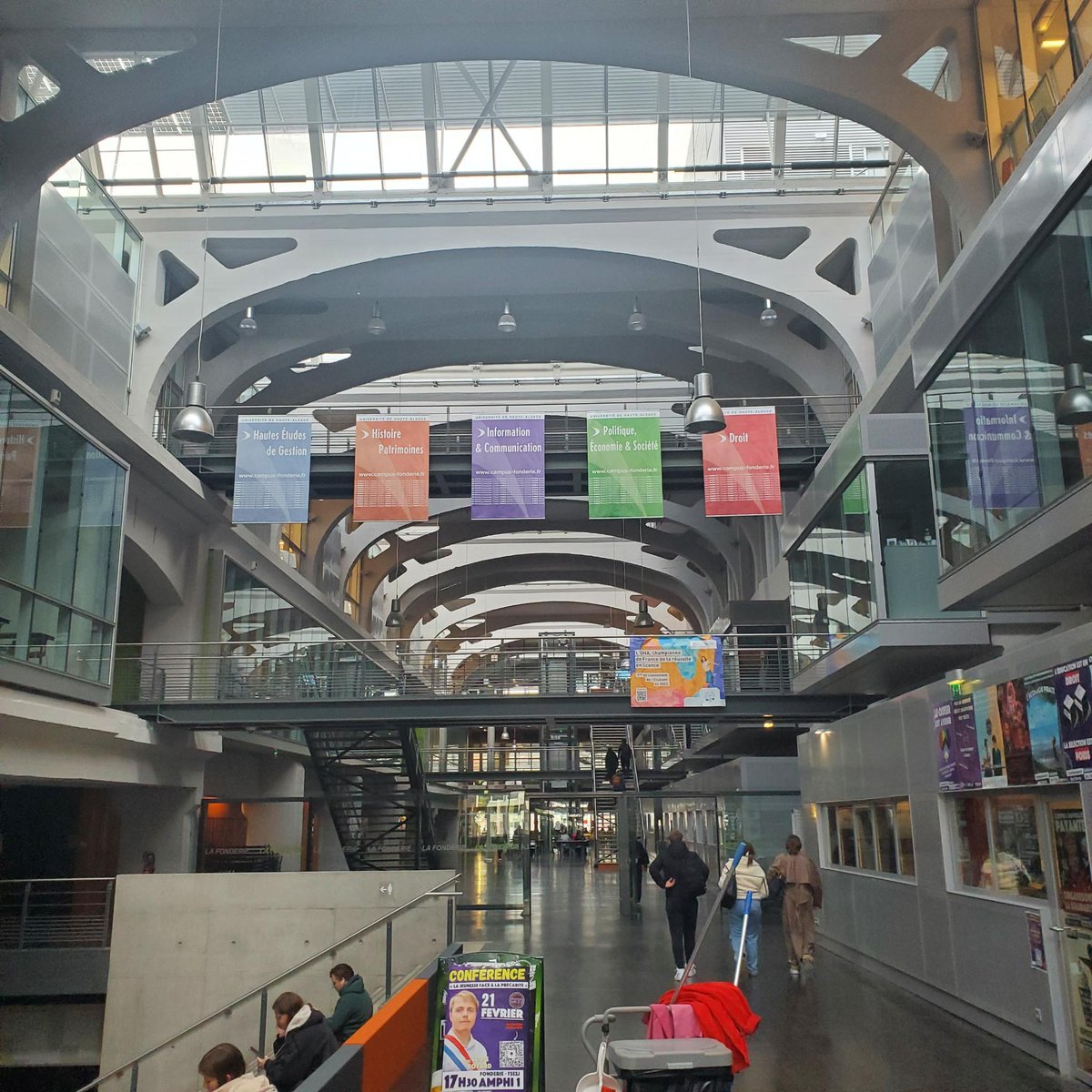 Aujourd'hui, notre vice-présidente à la vie associative, Lucile Schirr, présente, en marge d'un cours sur les archives de l'enseignement supérieur, l'AAF aux étudiants de M1 de l'Université de Haute Alsace ! 

Merci pour l'accueil !