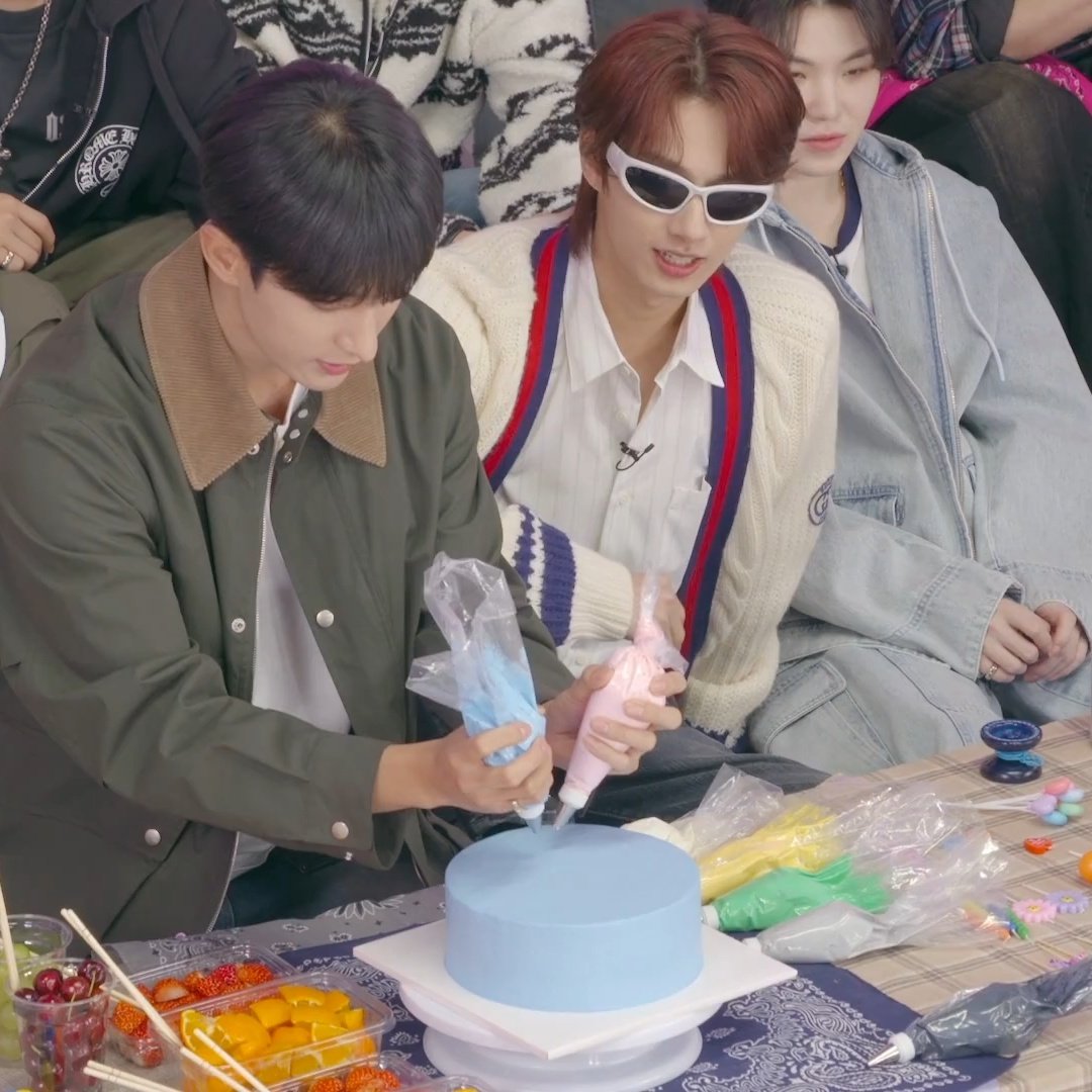 "웃기게 갈거야 이쁘게 갈거야?"
"이쁘게 꾸며야되지 않을까? 캐럿들 생일인데"

그리고 절대 예쁘게 할 수 없는 포즈로 시작하죠  아