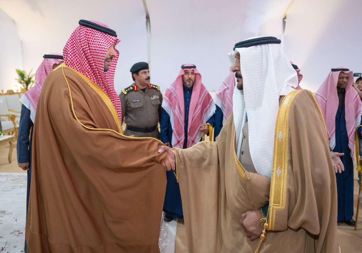 NorthborderSA's tweet photo. سمو #أمير_الحدود_الشمالية يلتقي أهالي مركز لينه خلال جولته التفقدية #برفحاء . 

https://t.co/lhmPdDSXcV https://t.co/ERchWx4hk1