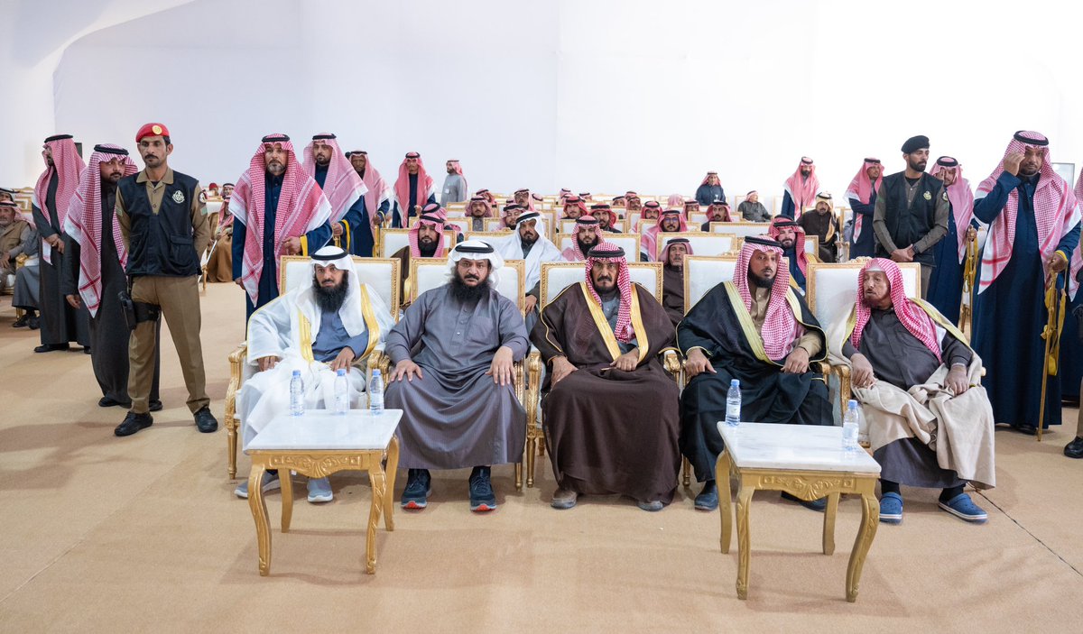 NorthborderSA's tweet photo. عبر سموه عن سعادته بالالتقاء بأهالي مركز لينه والاستماع لطلبات المواطنين والوقوف ميدانياً على احتياجاتهم الخدمية والتنموية، مشيرا إلى أن زيارته جاءت للاطلاع على الخدمات التي تقدمها الجهات الحكومية والوقوف على سير العمل . https://t.co/C3mqUSswiM