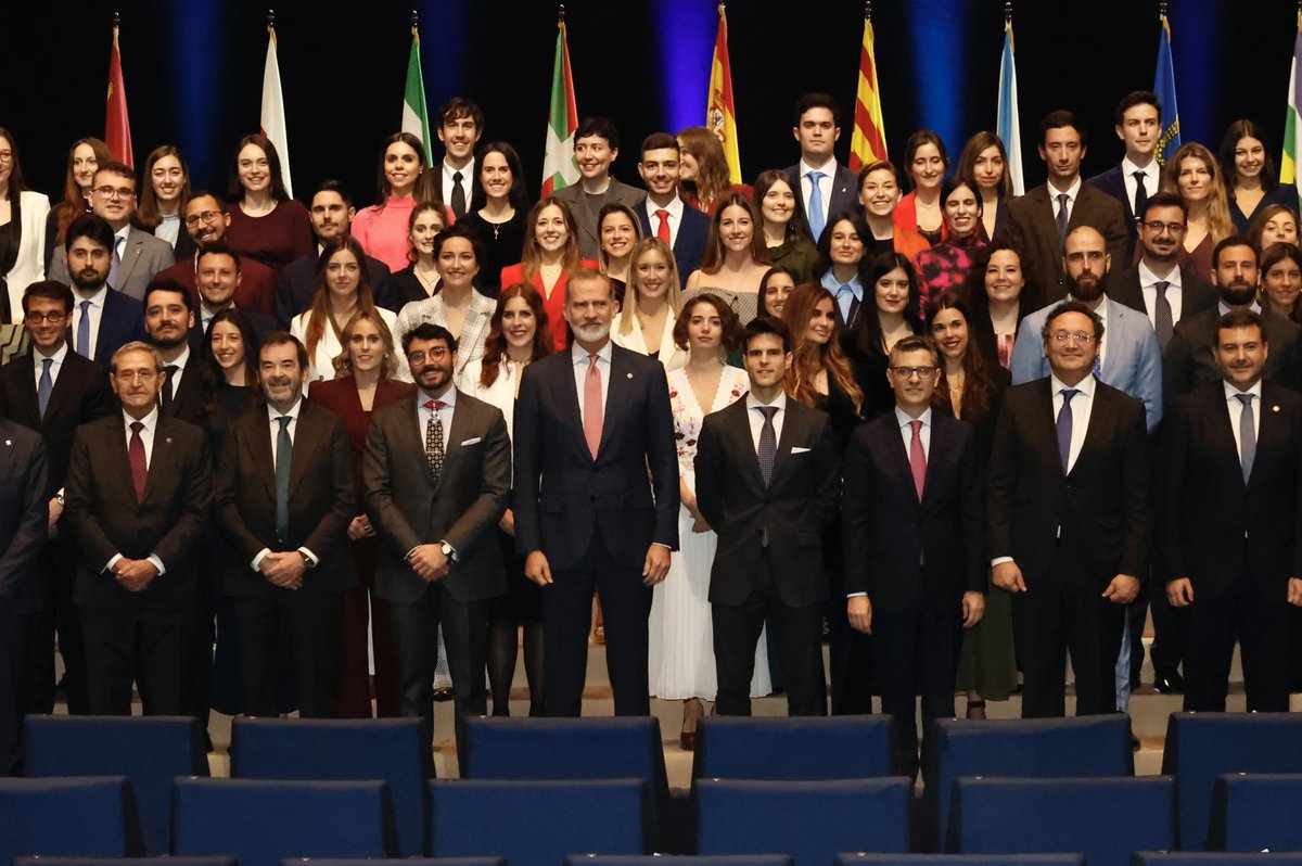 CasaReal's tweet photo. El Rey, con la LXXII promoción de la Carrera Judicial en Barcelona tras la entrega de despachos.

➡️https://t.co/ApBxMsG0lM https://t.co/PXcInurUzV