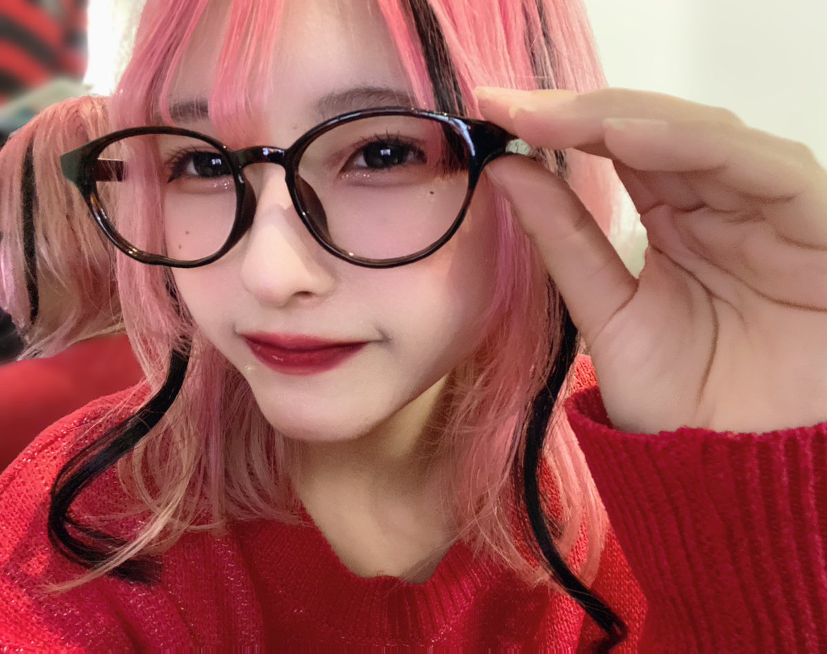 yamikumo_tenshi's tweet photo. いちごタルト食べたい顔🍓 https://t.co/7Ae2wqKT61