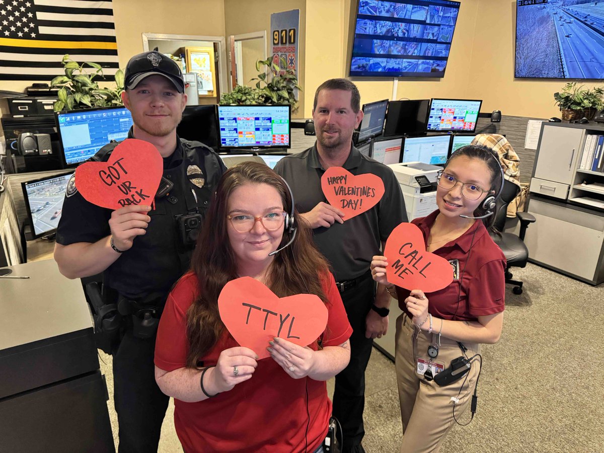 BurlingtonNC_PD's tweet photo. Fire trucks are red.
Police lights are blue.
Our Telecommunicators will take care of you!
BPD wishes everyone a Happy Valentine's Day💞
#CallMe #TTYL #GotUrBack https://t.co/2hH87qqZyP