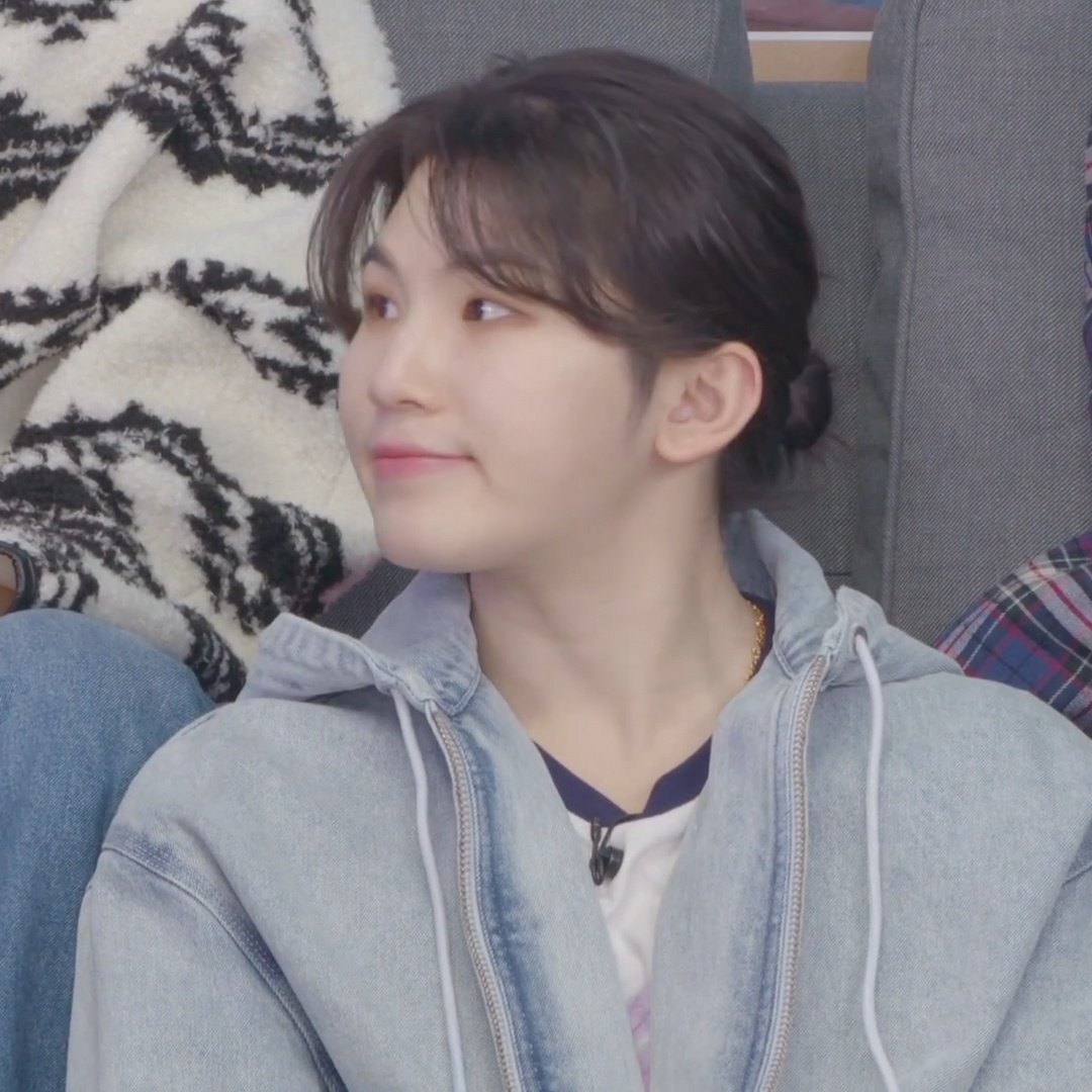 aludraexe's tweet image. is woozi’s cheeks supposed to look this edible? 😭 🤏