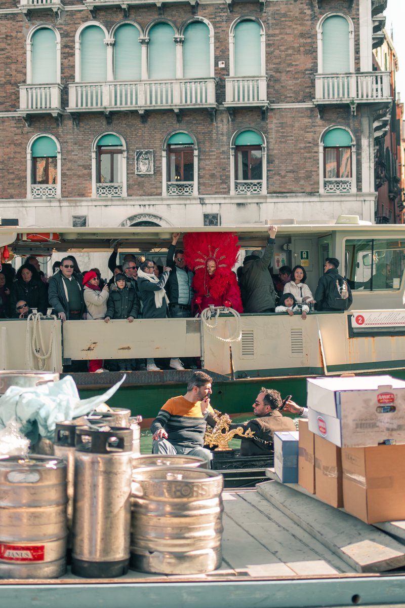 FelixLebelle's tweet photo. Le Carnaval de Venise, dont les origines remontent à 1094, anime la ville chaque année, attirant des milliers de touristes et de participants, tous vêtu de costumes d'époque extravagant, arborant masques et vêtements colorés.
Série à retrouver sur le site de @StudioHansLucas https://t.co/CfyTQXbzIK