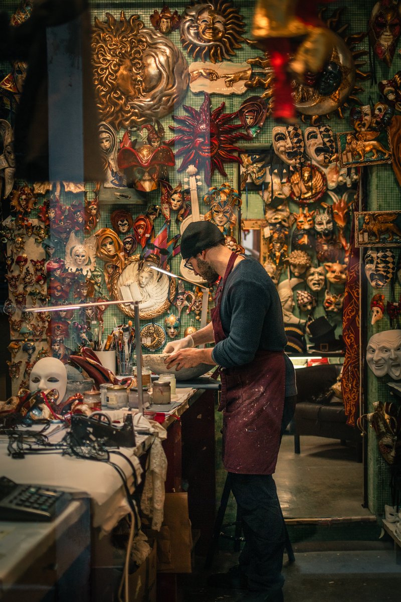 Le Carnaval de Venise, dont les origines remontent à 1094, anime la ville chaque année, attirant des milliers de touristes et de participants, tous vêtu de costumes d'époque extravagant, arborant masques et vêtements colorés.
Série à retrouver sur le site de <a href="/StudioHansLucas/">Studio Hans Lucas</a>