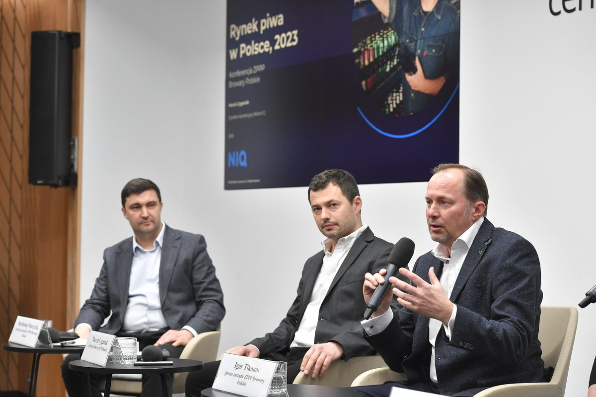 BrowaryPolskie's tweet photo. .@bmorzycki: Rok 2023 był najgorszym dla producentów #piwa na przestrzeni ostatnich lat. Według danych @NielsenIQ, sprzedaż spadła o 6,9%, co oznacza, że Polacy kupili aż 400 milionów półlitrowych butelek i puszek piwa mniej niż w 2022 roku. https://t.co/yvA2ZPUSQg