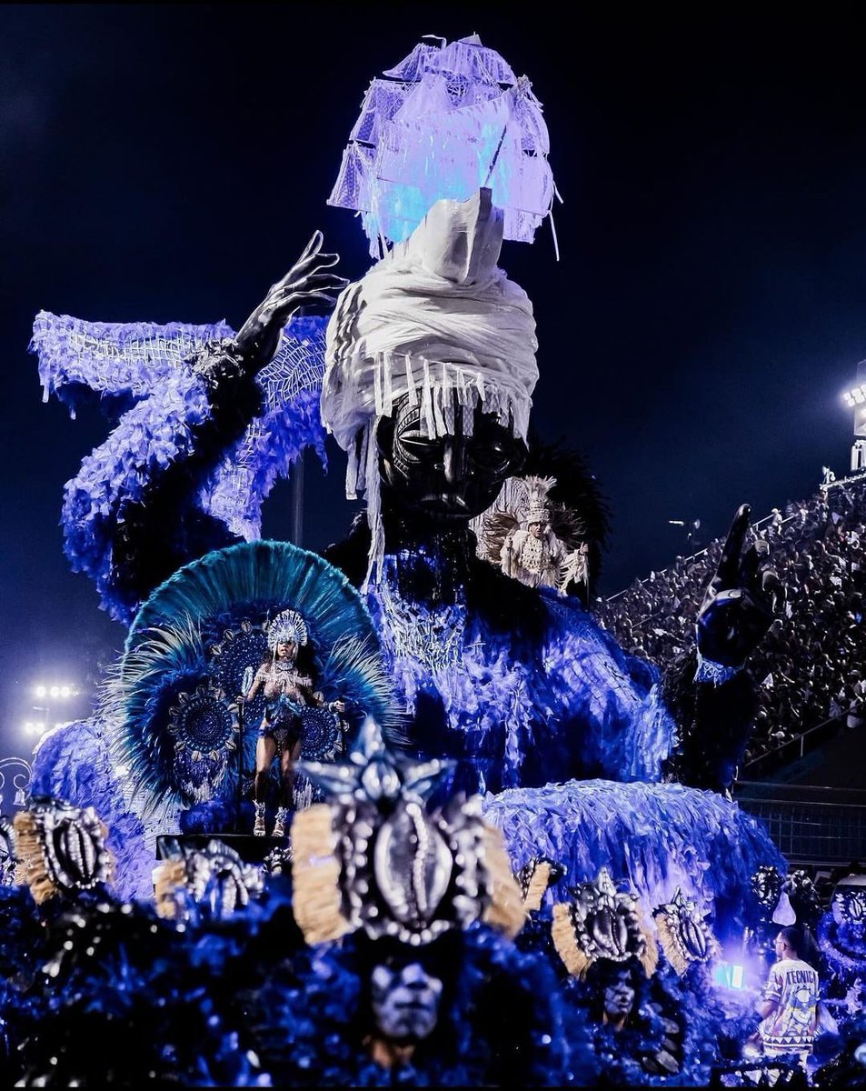 DeEnredos's tweet image. “QUE O SAMBA VAI SER DE MACUMBA”

Carnaval e macumba são intrínsecos. É giro de baiana, toque de bateria, risco na encruzilhada-Sapucaí, xirê de orixá. Ancestralidade! Quem não entende os fundamentos, jamais entenderá o que é uma ESCOLA DE SAMBA.

📸: Sad Coxa | Rio Carnaval