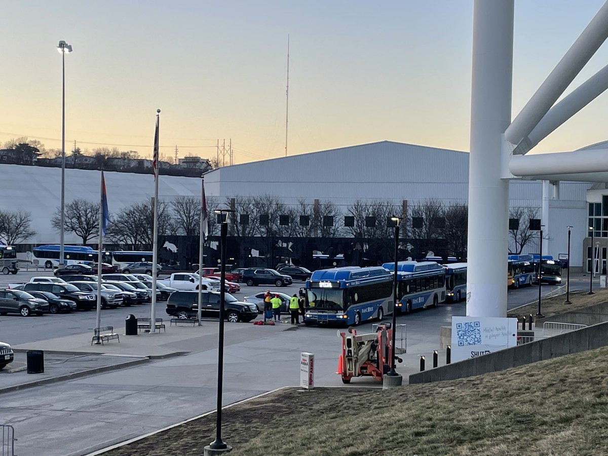 jarroldrc's tweet photo. Starting to fill up at HyVee Arena for parade shuttles ! https://t.co/HBWL4aCANE