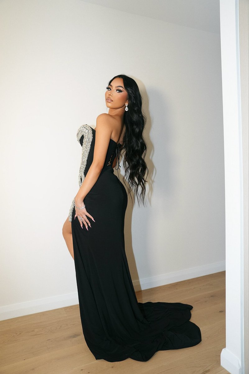 stephanimelania's tweet photo. Turned 24 yesterday 🖤 https://t.co/9DQ9ZMCfQs